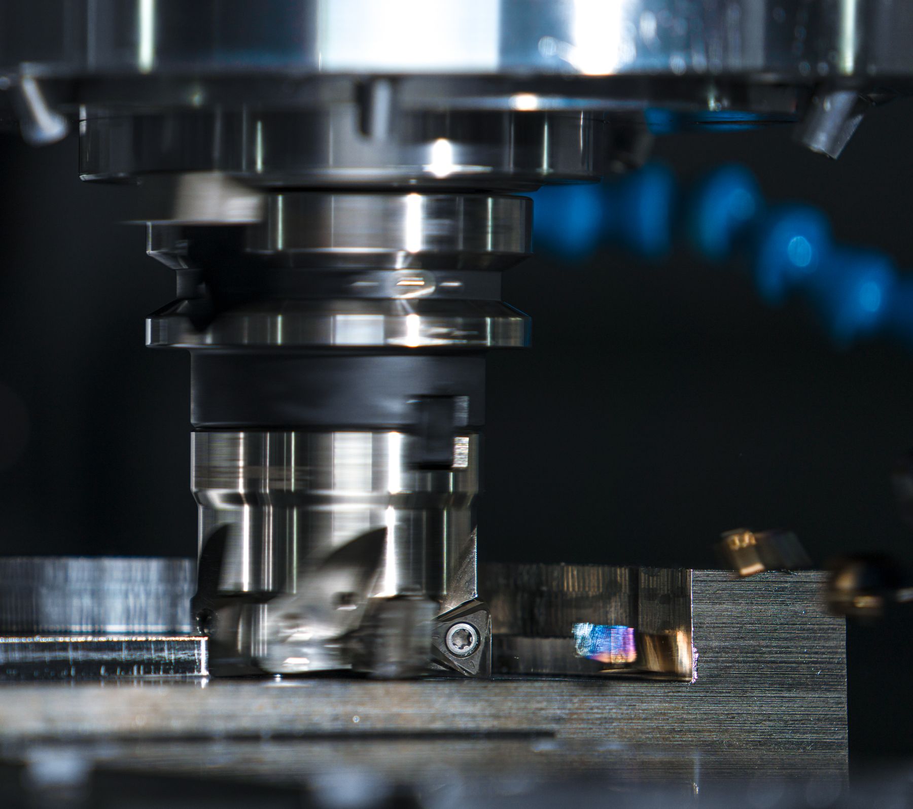 Fräswerkzeug bei der Bearbeitung eines Metallwerkstücks; Späne lösen sich am Schneidpunkt